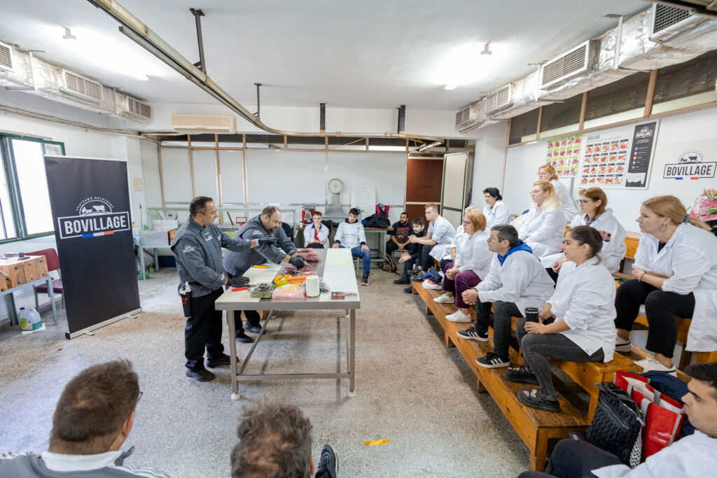 Στιγμιότυπα από το workshop: σπουδαστές σε δράση, πρακτική εξάσκηση, close-up σε κοπές
